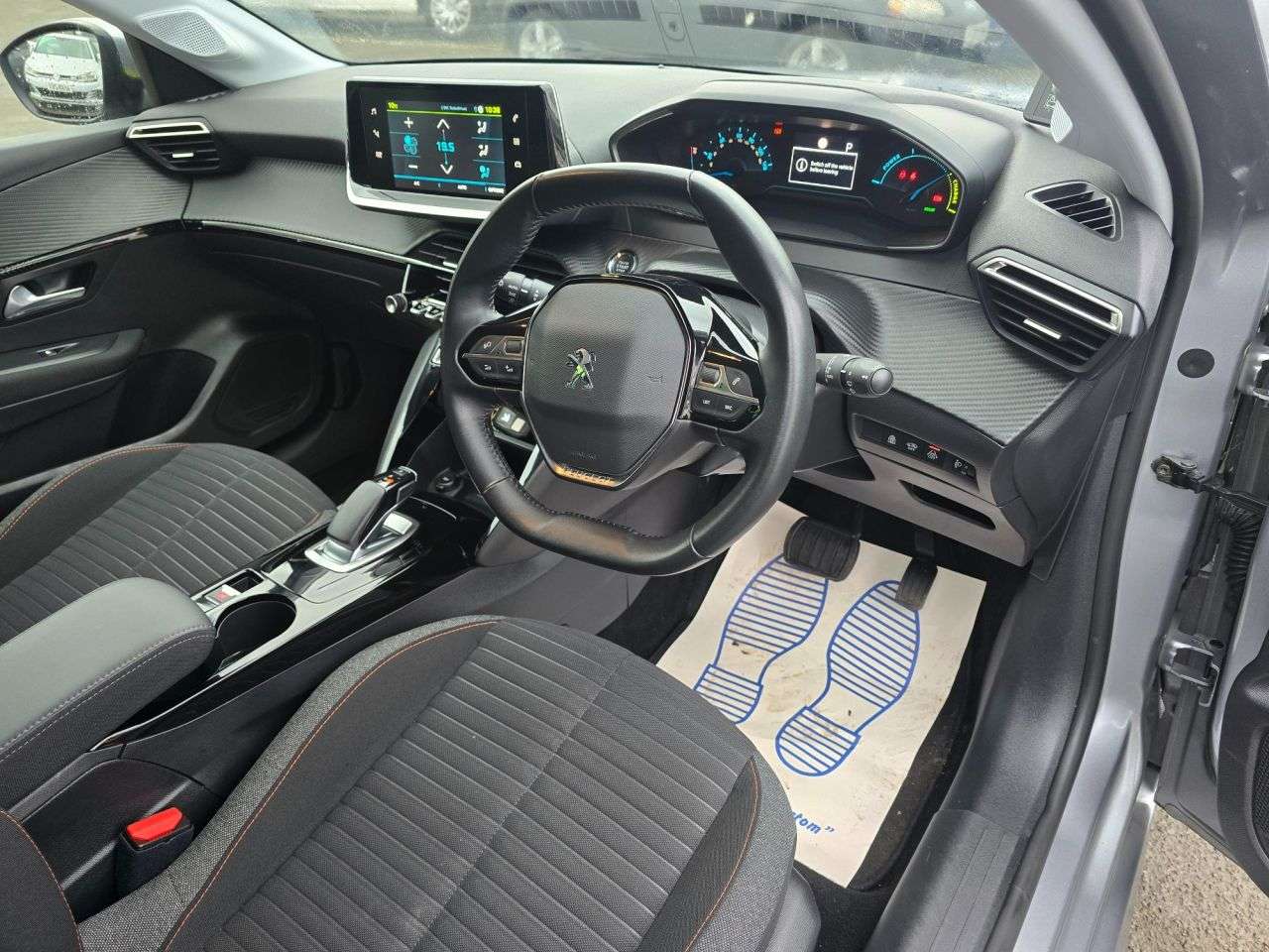 null PEUGEOT E-208 null PEUGEOT E-208