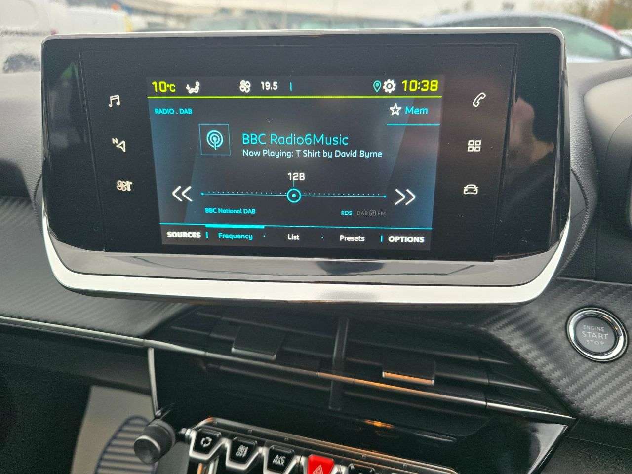 null PEUGEOT E-208 null PEUGEOT E-208