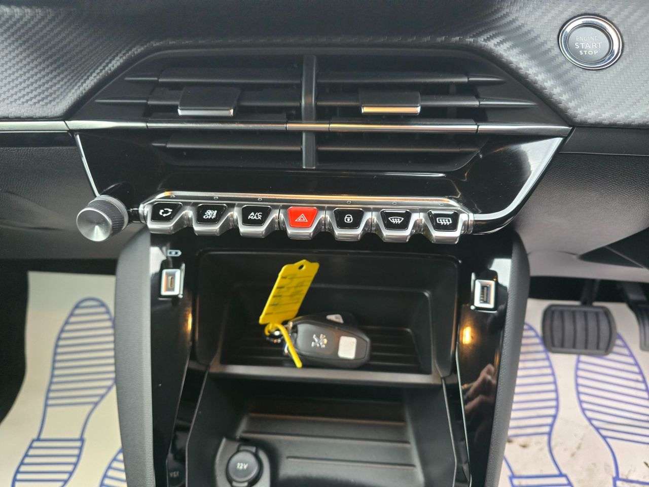 null PEUGEOT E-208 null PEUGEOT E-208