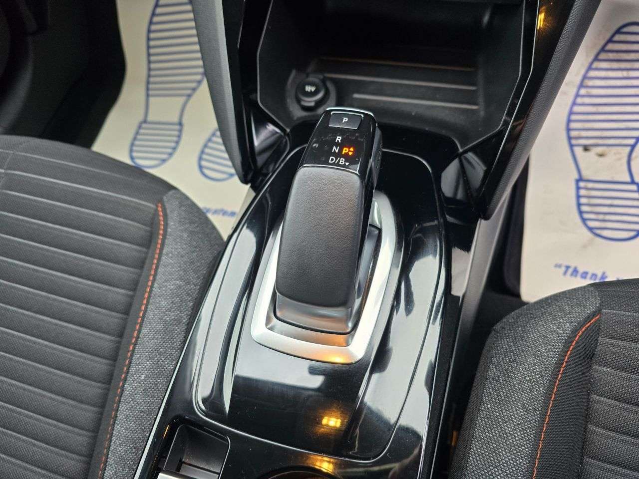 null PEUGEOT E-208 null PEUGEOT E-208