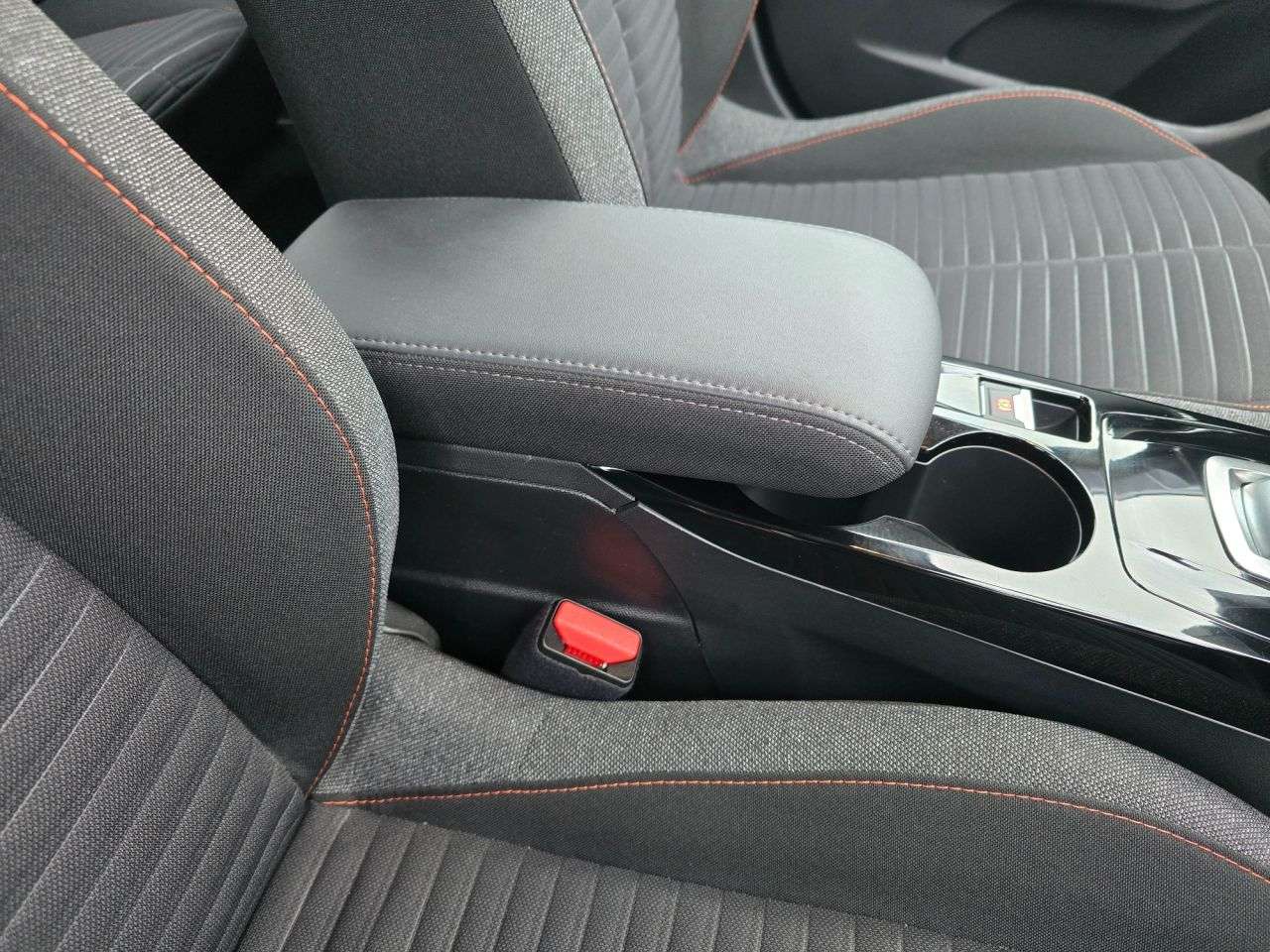 null PEUGEOT E-208 null PEUGEOT E-208