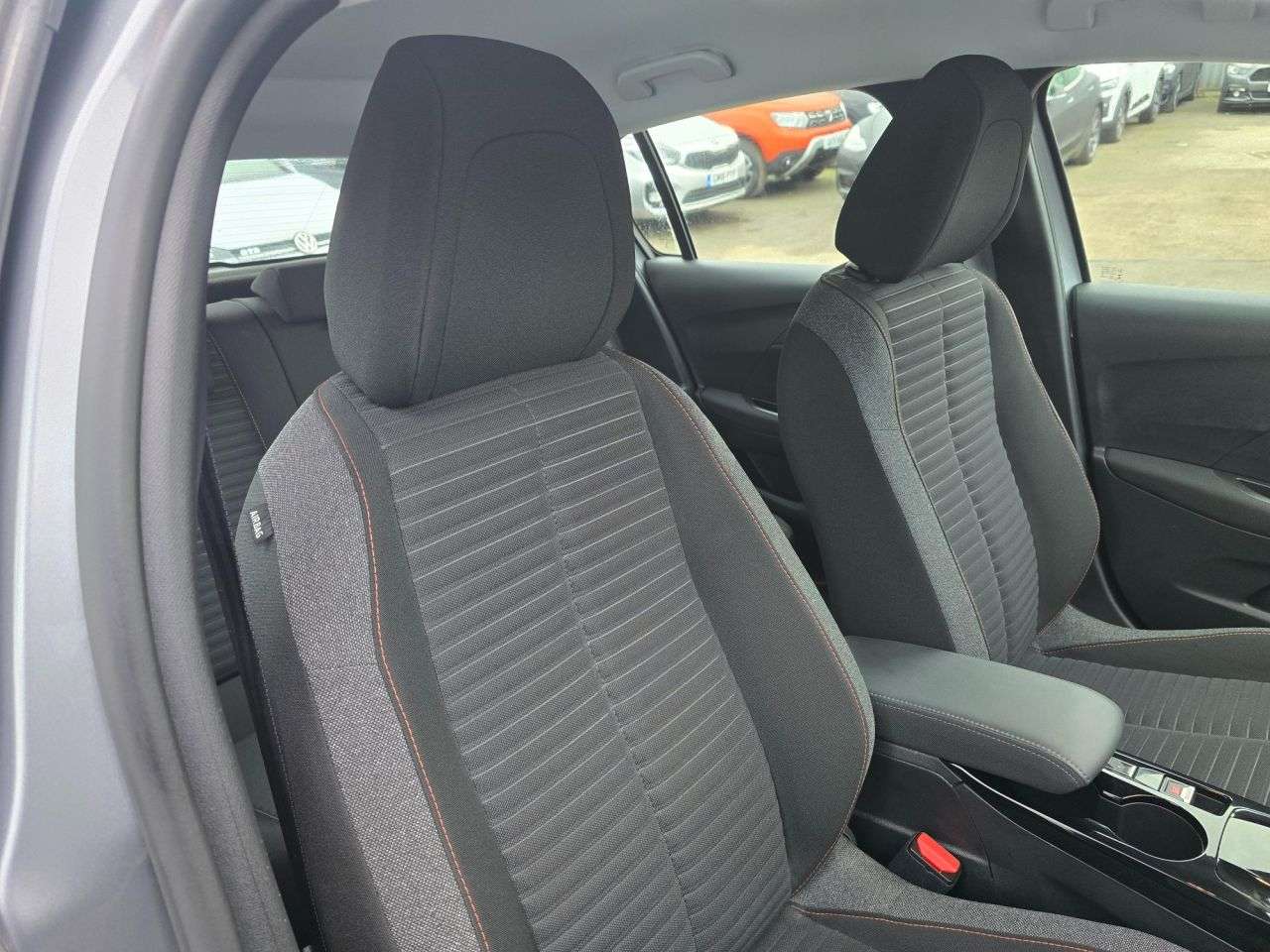 null PEUGEOT E-208 null PEUGEOT E-208