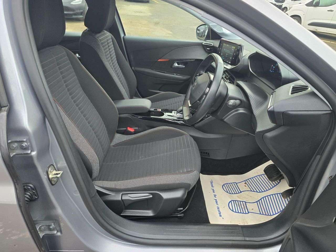 null PEUGEOT E-208 null PEUGEOT E-208