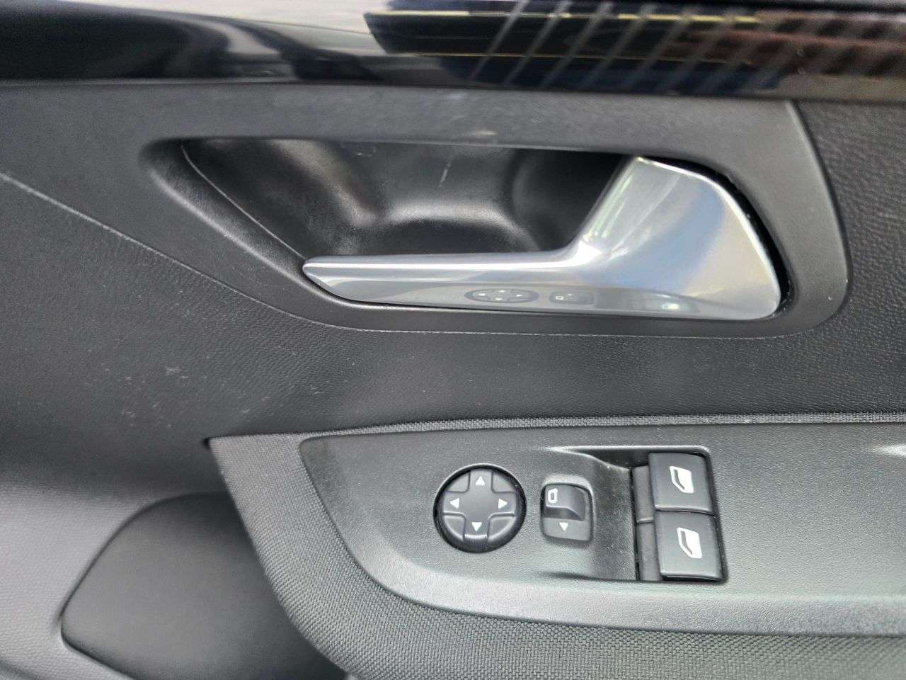 null PEUGEOT E-208 null PEUGEOT E-208