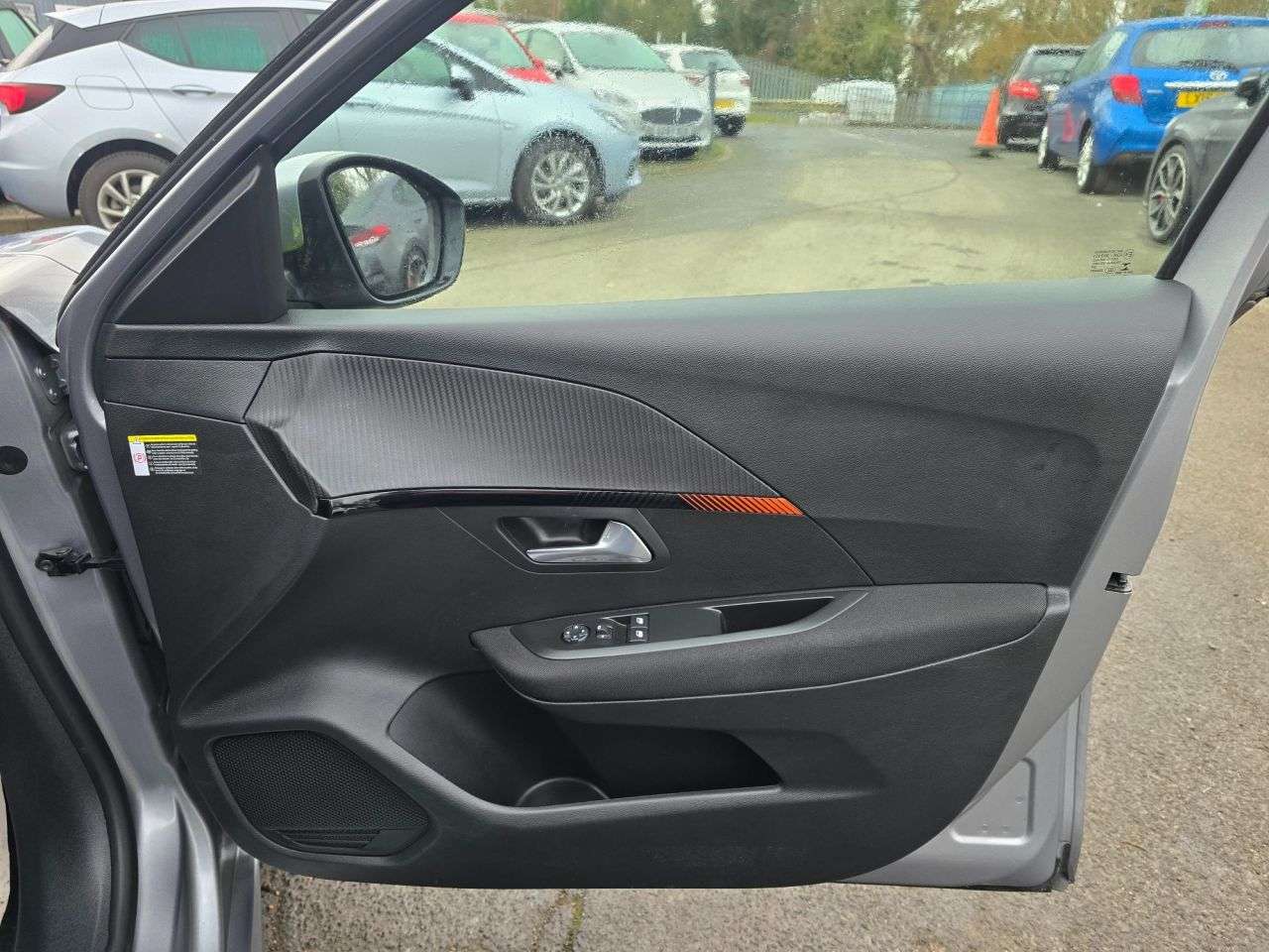 null PEUGEOT E-208 null PEUGEOT E-208