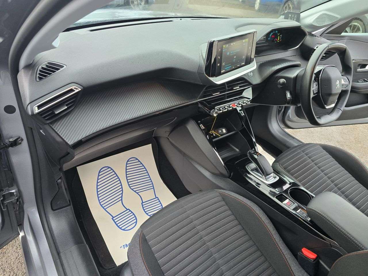 null PEUGEOT E-208 null PEUGEOT E-208