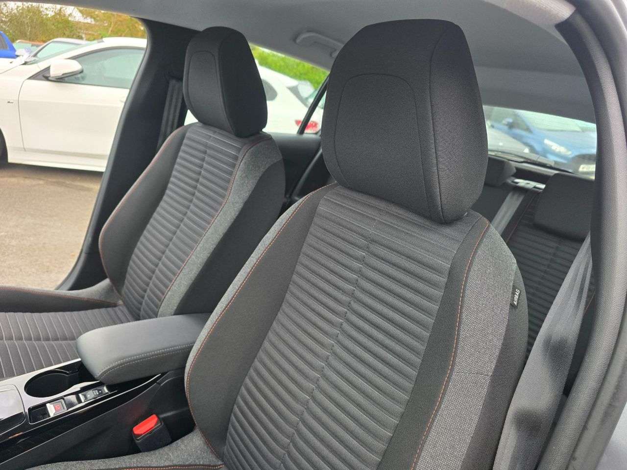 null PEUGEOT E-208 null PEUGEOT E-208