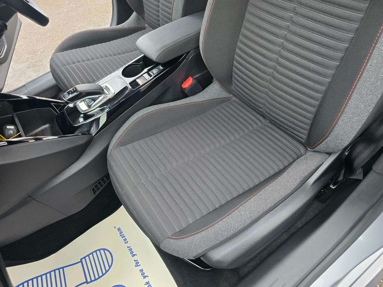 null PEUGEOT E-208 null PEUGEOT E-208