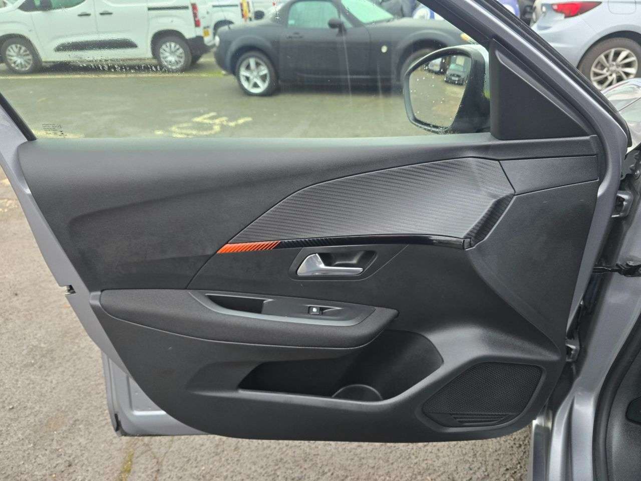 null PEUGEOT E-208 null PEUGEOT E-208