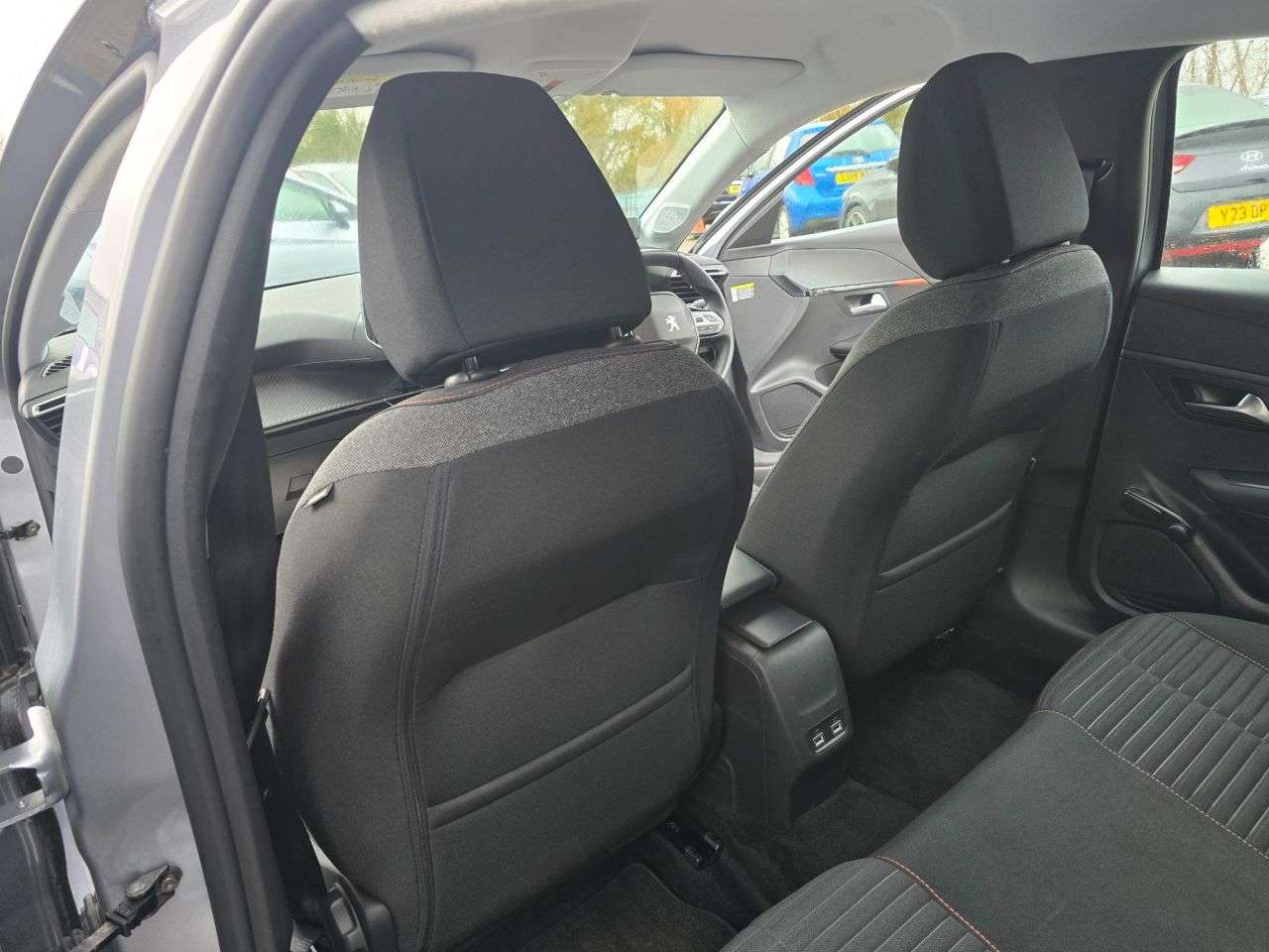 null PEUGEOT E-208 null PEUGEOT E-208