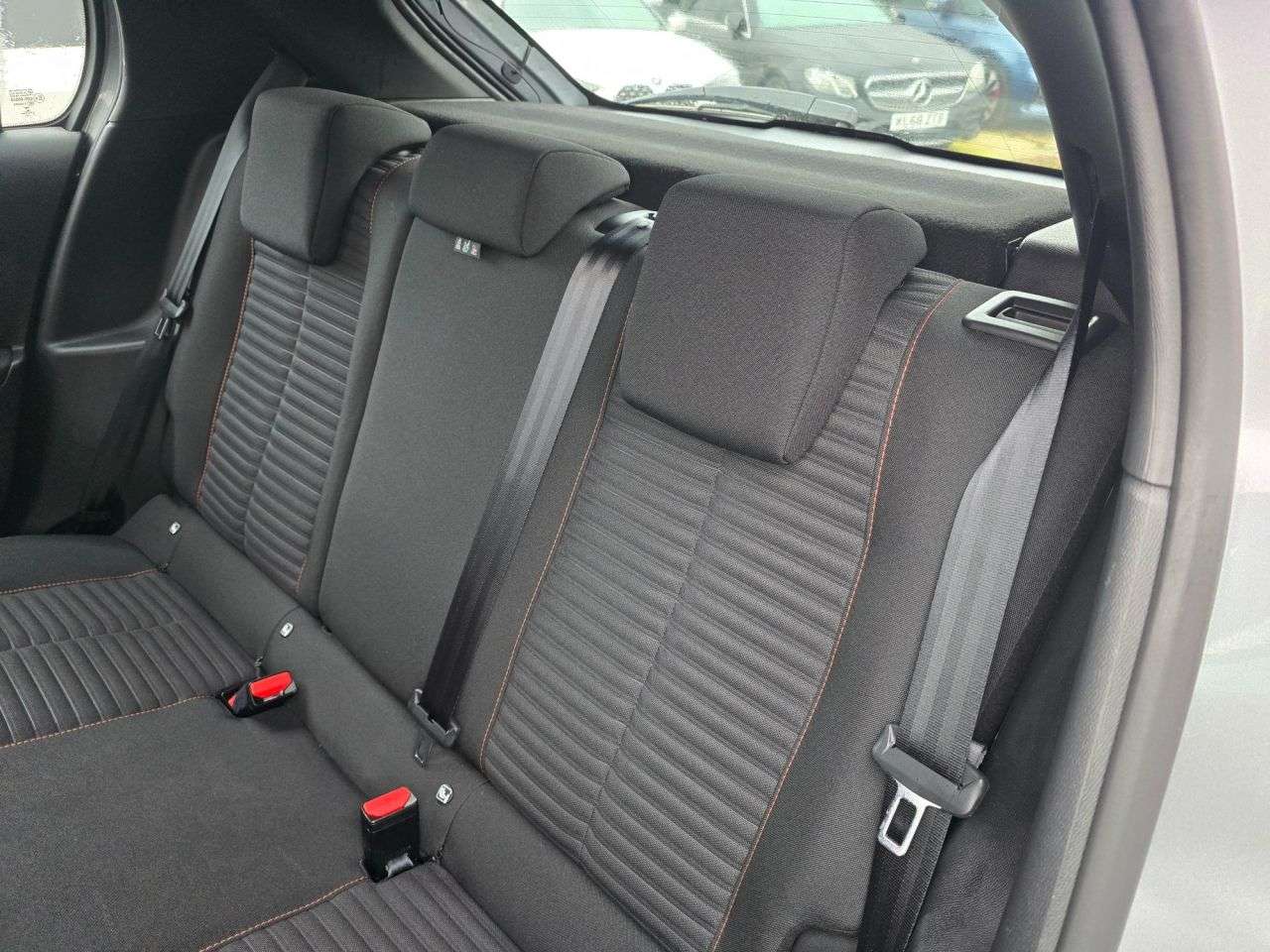 null PEUGEOT E-208 null PEUGEOT E-208