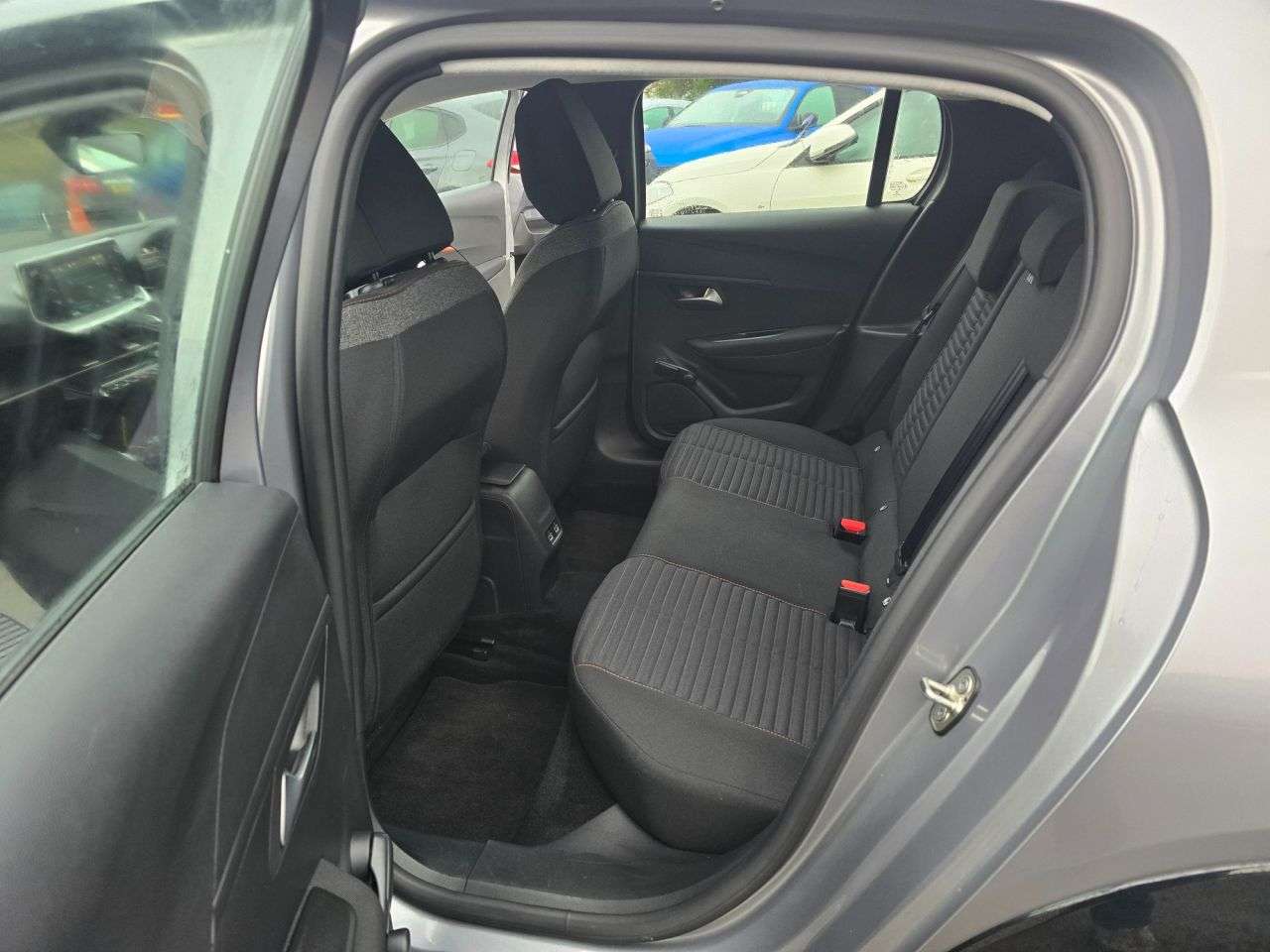 null PEUGEOT E-208 null PEUGEOT E-208