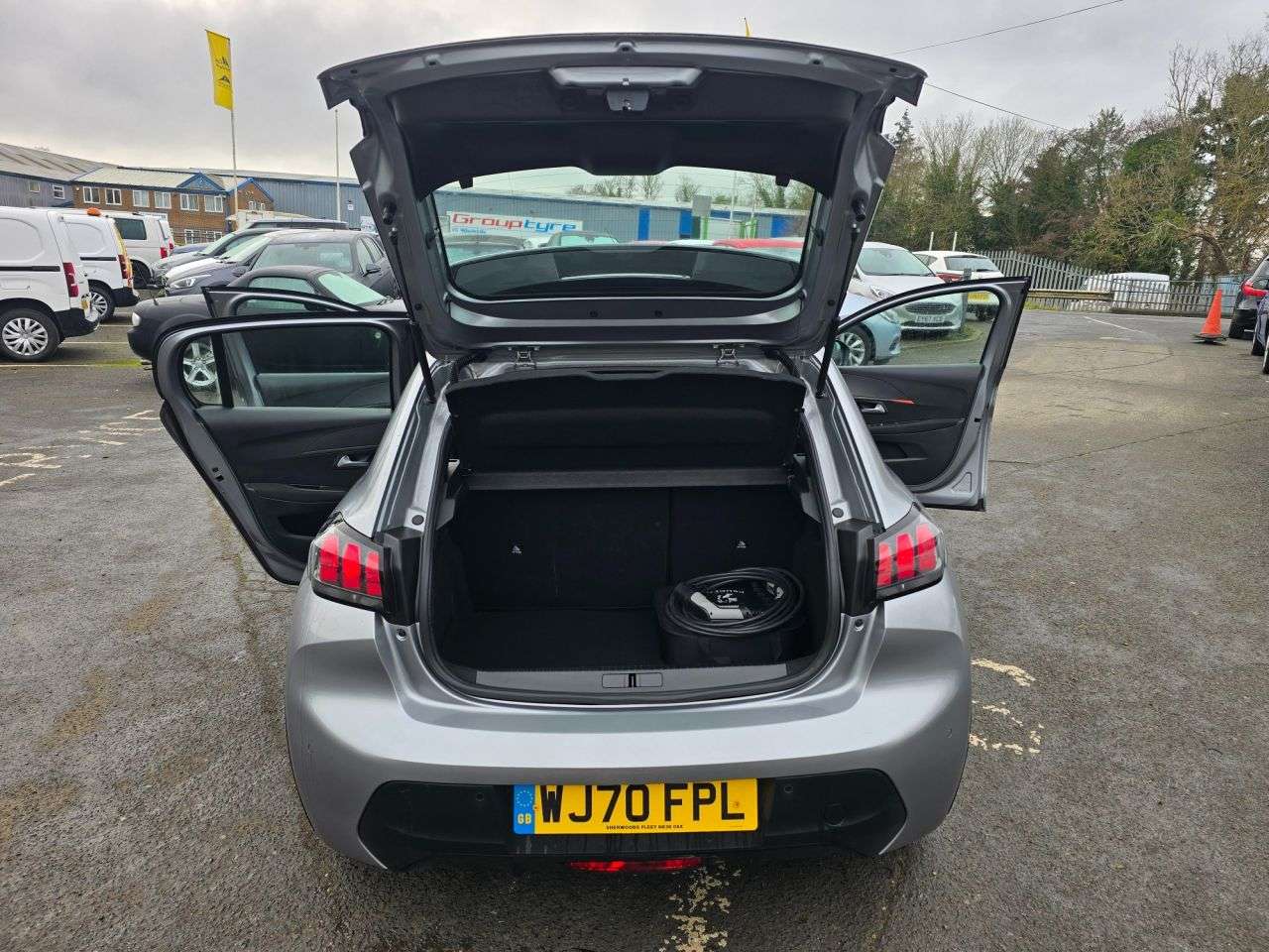 null PEUGEOT E-208 null PEUGEOT E-208