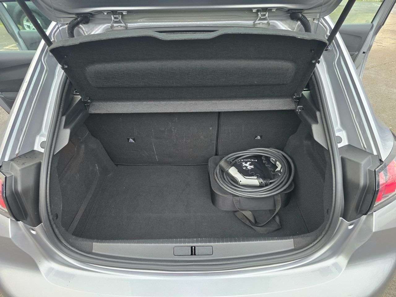 null PEUGEOT E-208 null PEUGEOT E-208