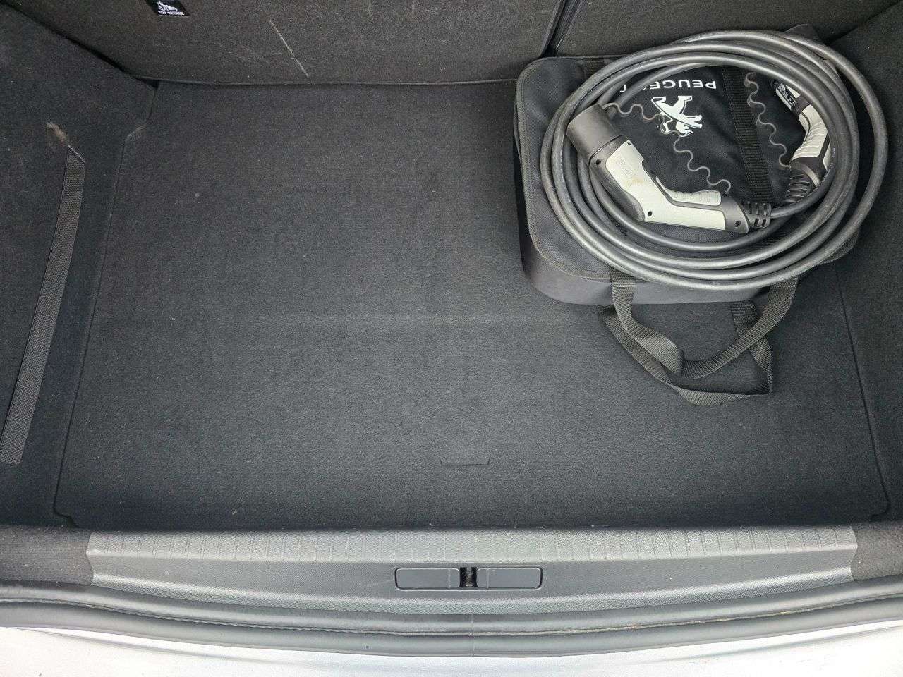 null PEUGEOT E-208 null PEUGEOT E-208