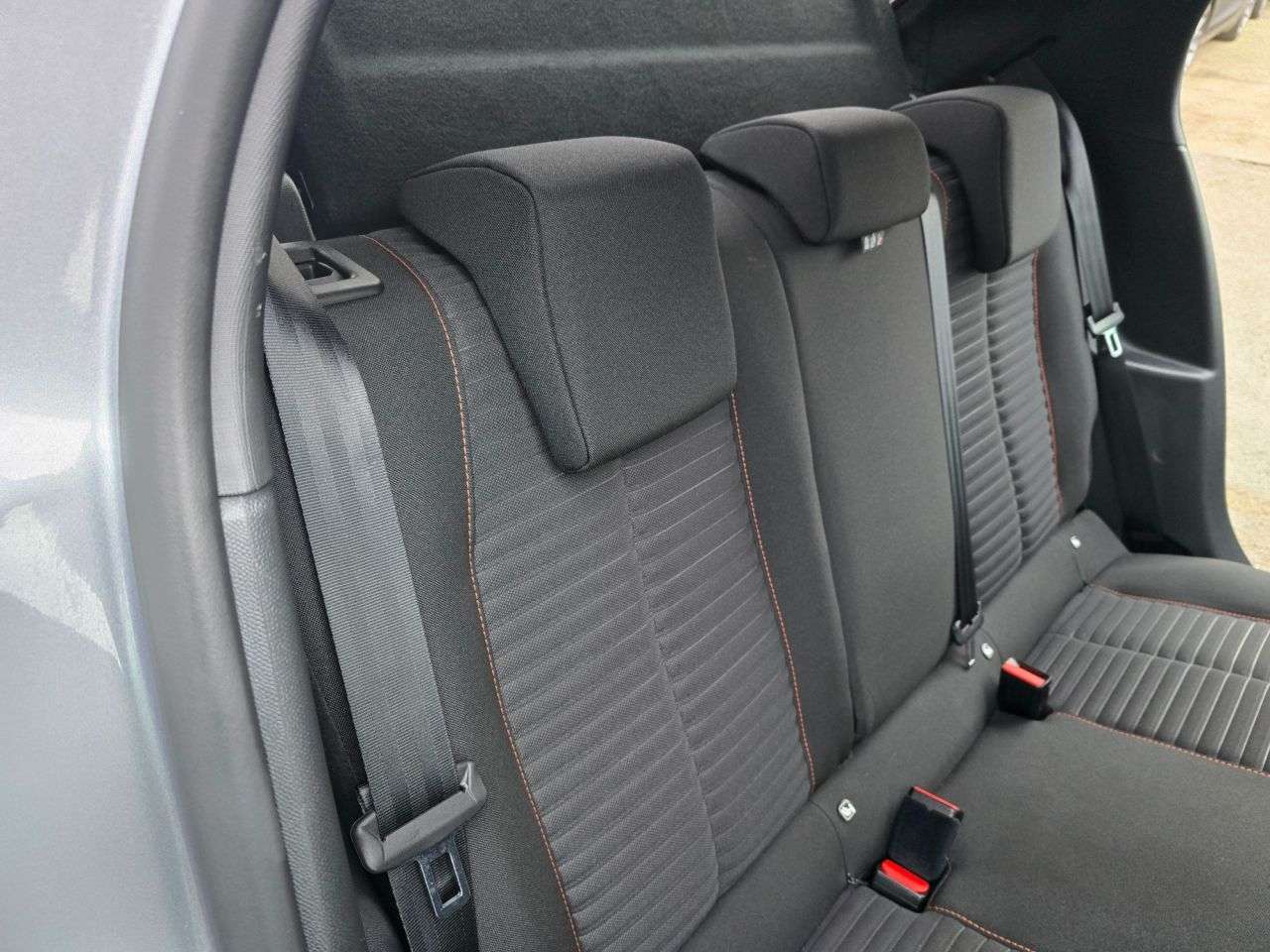 null PEUGEOT E-208 null PEUGEOT E-208