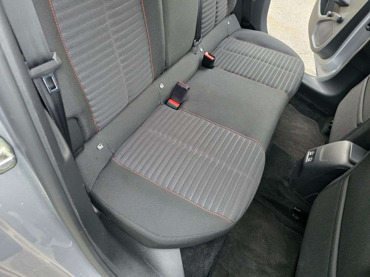 null PEUGEOT E-208 null PEUGEOT E-208