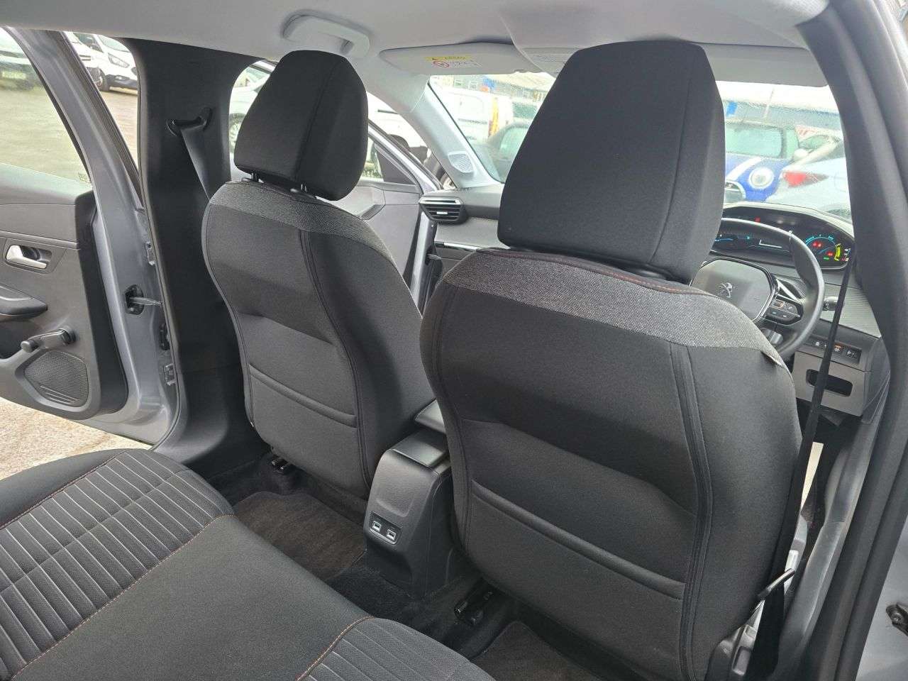 null PEUGEOT E-208 null PEUGEOT E-208