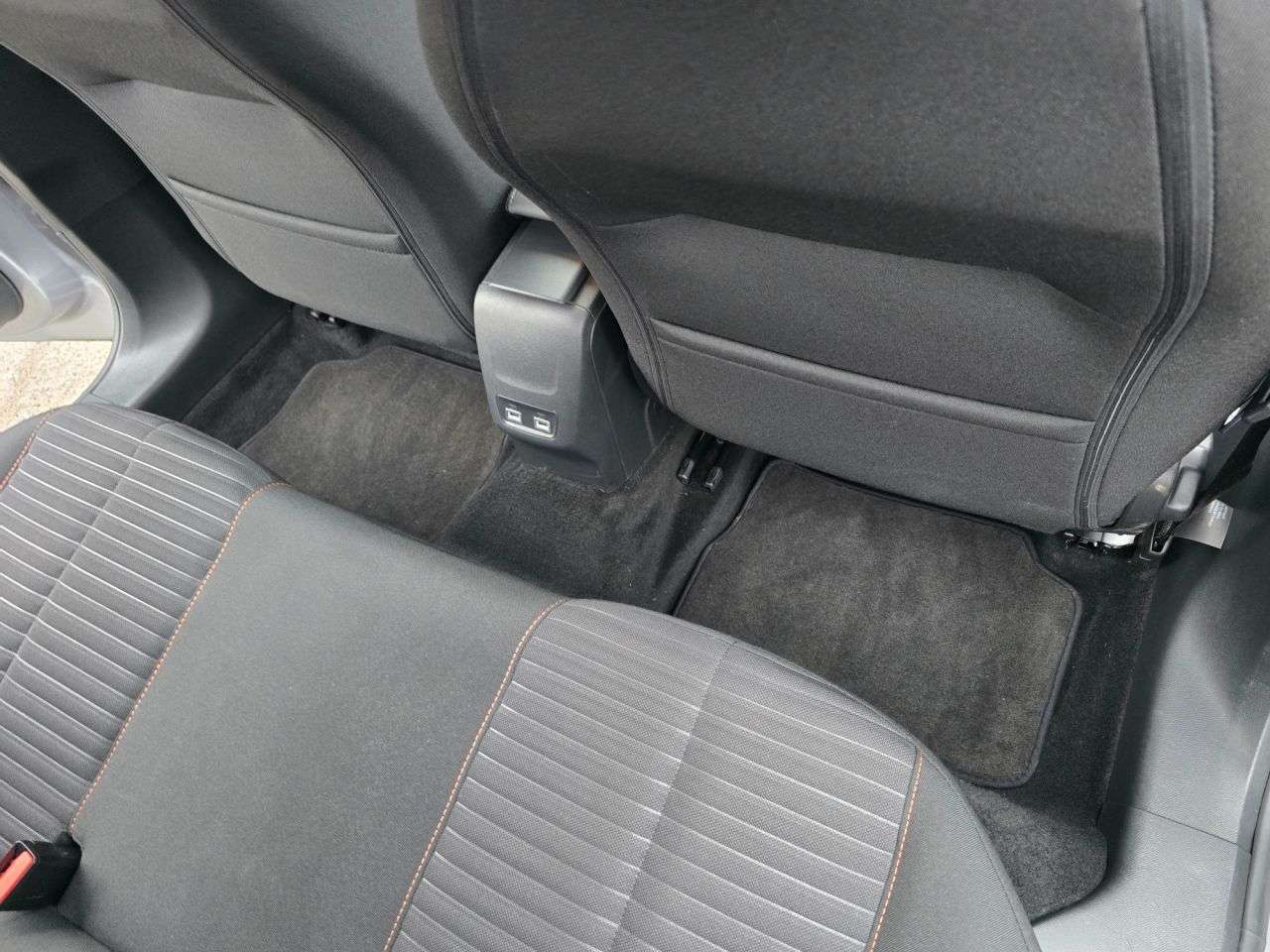 null PEUGEOT E-208 null PEUGEOT E-208