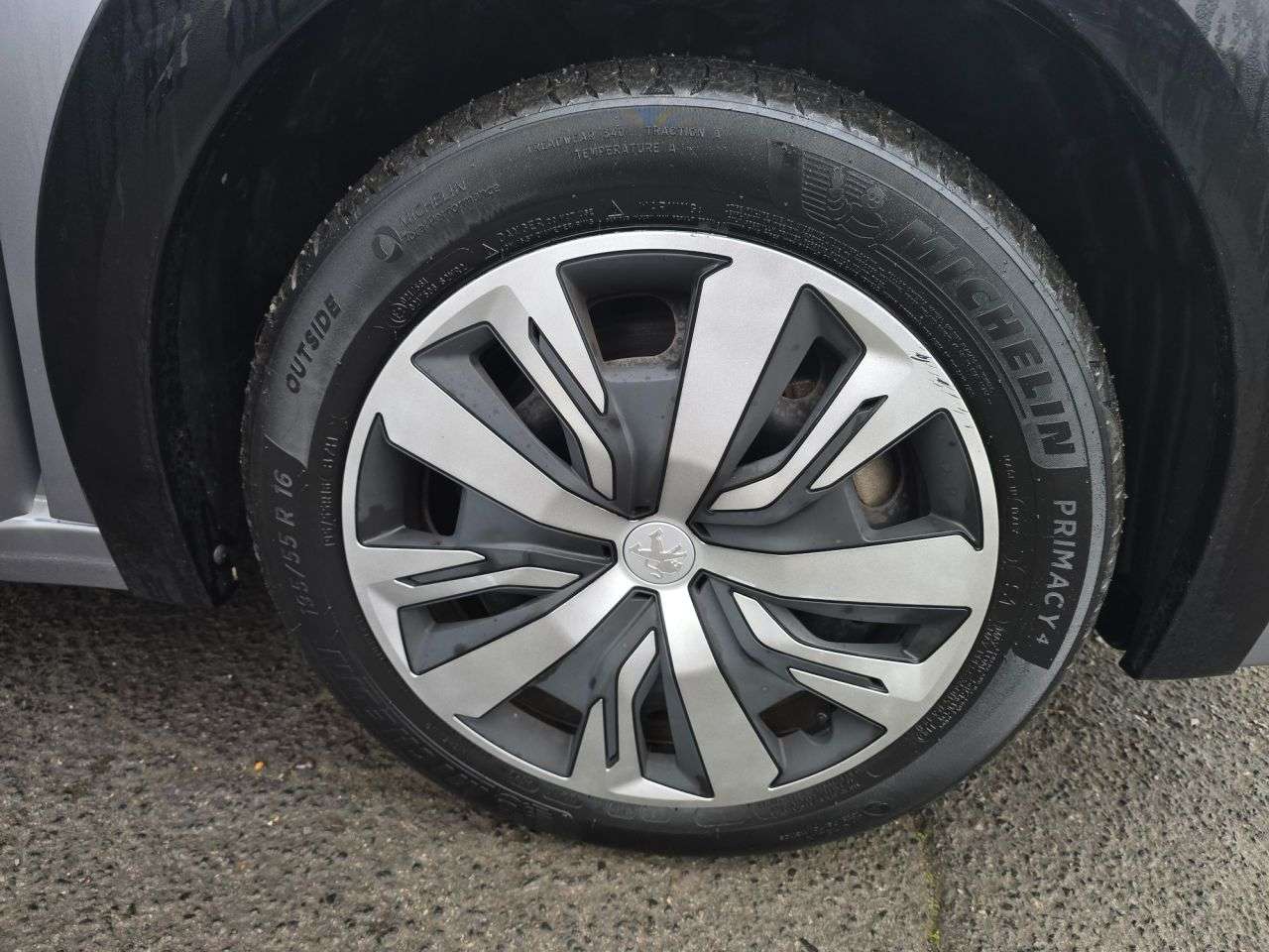 null PEUGEOT E-208 null PEUGEOT E-208