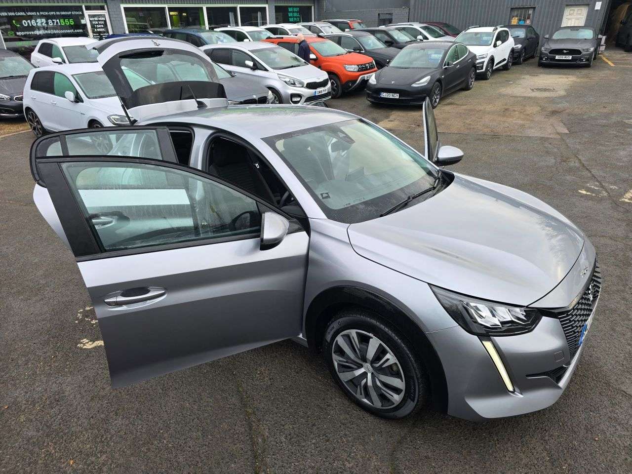 null PEUGEOT E-208 null PEUGEOT E-208