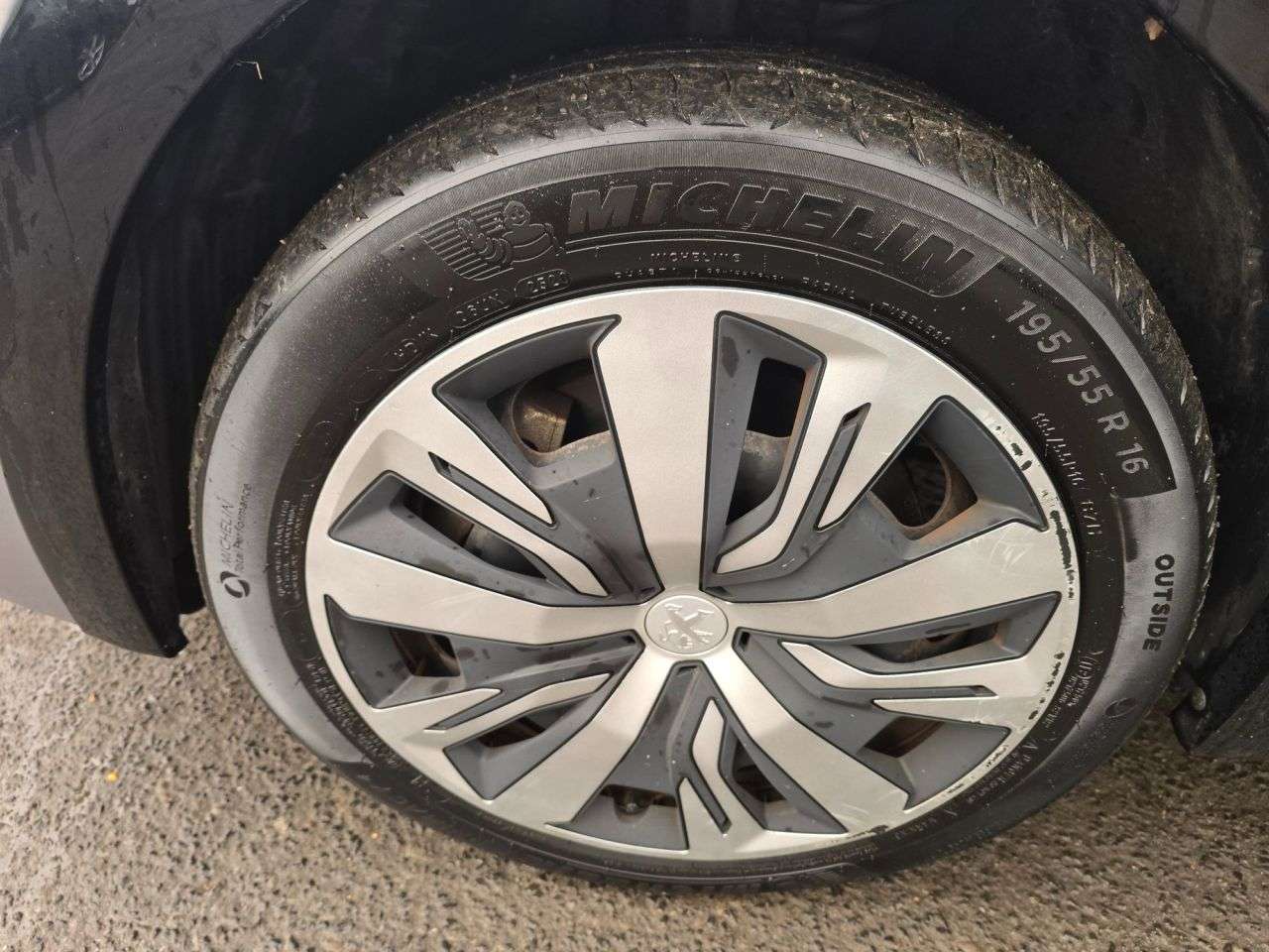 null PEUGEOT E-208 null PEUGEOT E-208