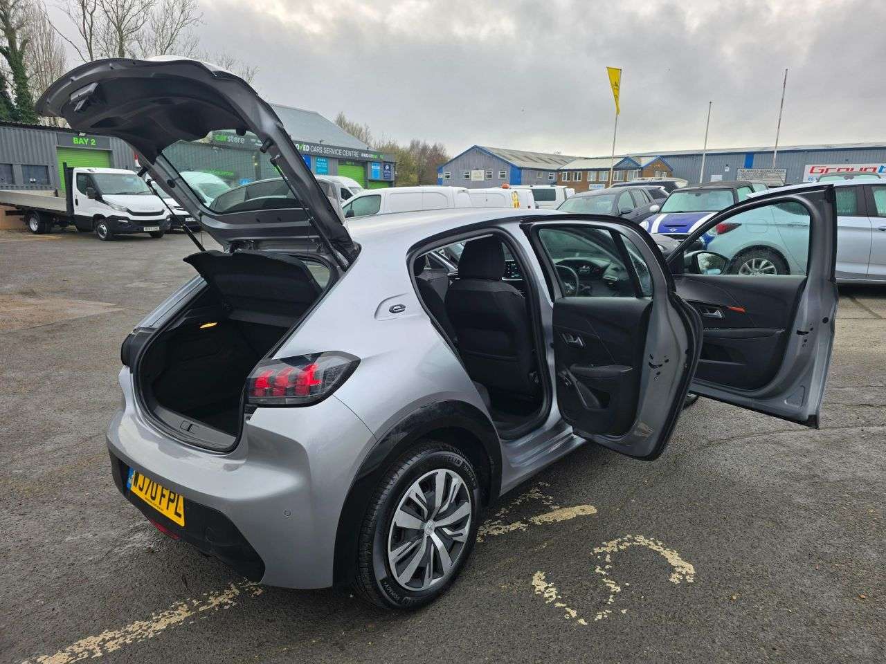 null PEUGEOT E-208 null PEUGEOT E-208