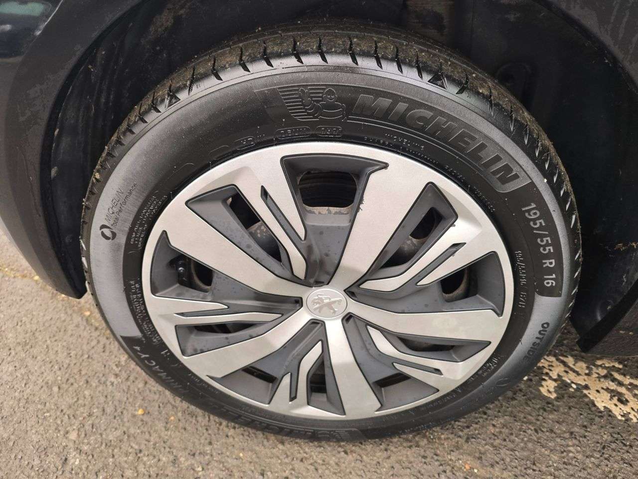 null PEUGEOT E-208 null PEUGEOT E-208