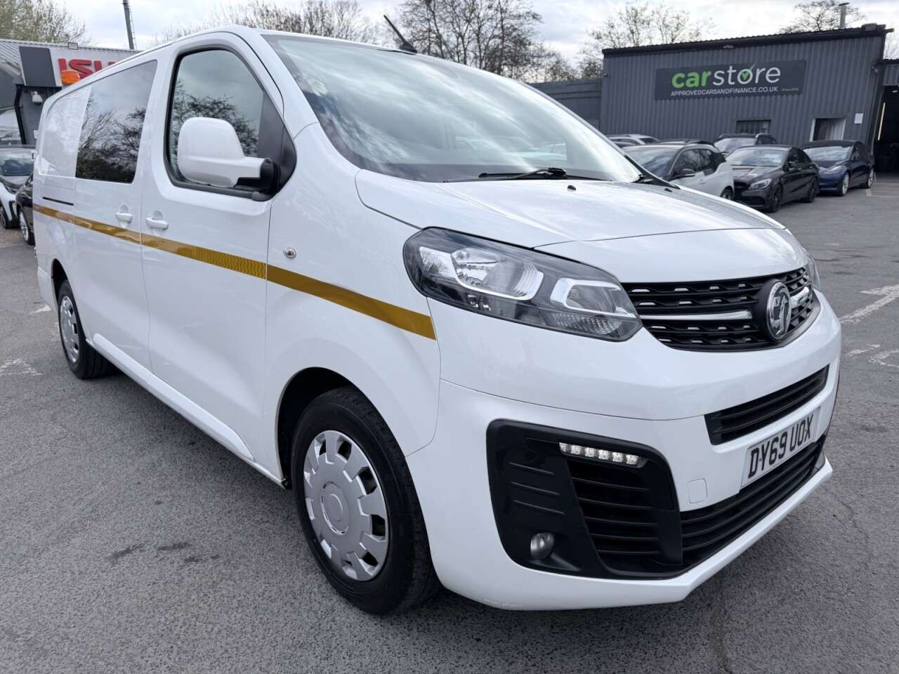 A 2019 VAUXHALL VIVARO White 2.0 Turbo D 3100 Sportive crew van, ULEZ compliant, Euro 6, 6 Seats, A 2019 VAUXHALL VIVARO White 2.0 Turbo D 3100 Sportive crew van, ULEZ compliant, Euro 6, 6 Seats,