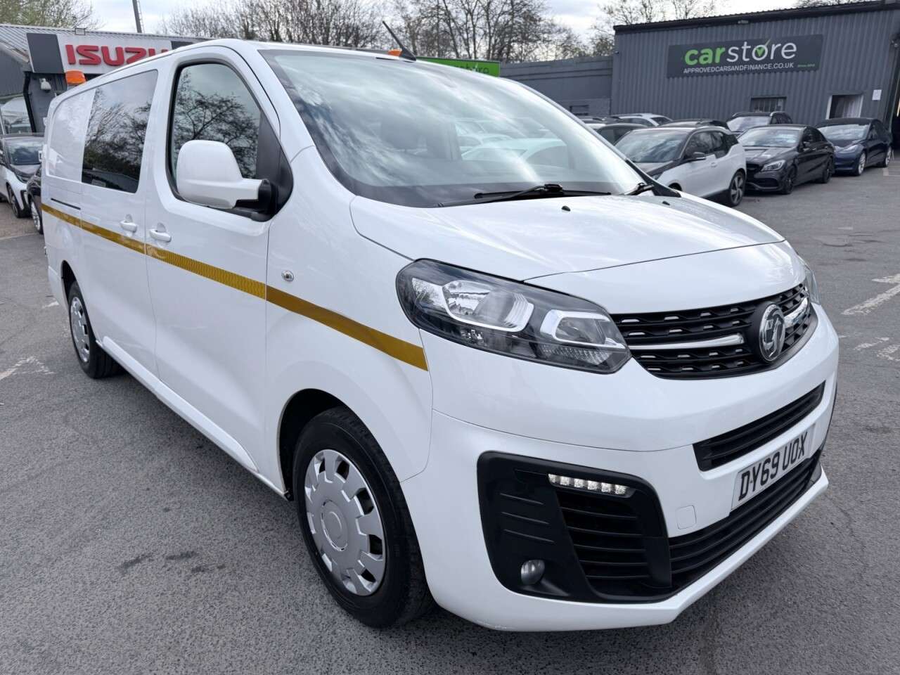 A 2019 VAUXHALL VIVARO White 2.0 Turbo D 3100 Sportive crew van, ULEZ compliant, Euro 6, 6 Seats, A 2019 VAUXHALL VIVARO White 2.0 Turbo D 3100 Sportive crew van, ULEZ compliant, Euro 6, 6 Seats,