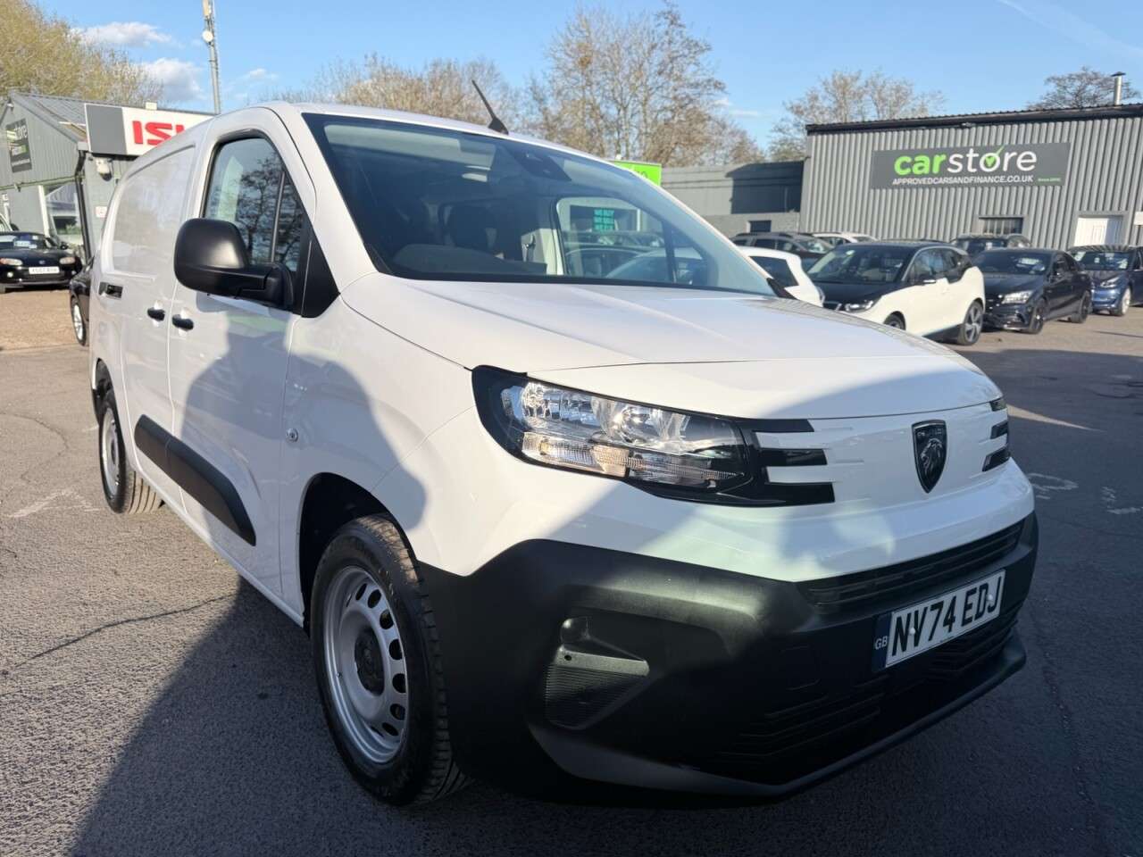 A 2024 PEUGEOT PARTNER White 1.5 BlueHDi 850 Professional Crewcab, 15,600 miles, ULEZ compliant, 5 A 2024 PEUGEOT PARTNER White 1.5 BlueHDi 850 Professional Crewcab, 15,600 miles, ULEZ compliant, 5