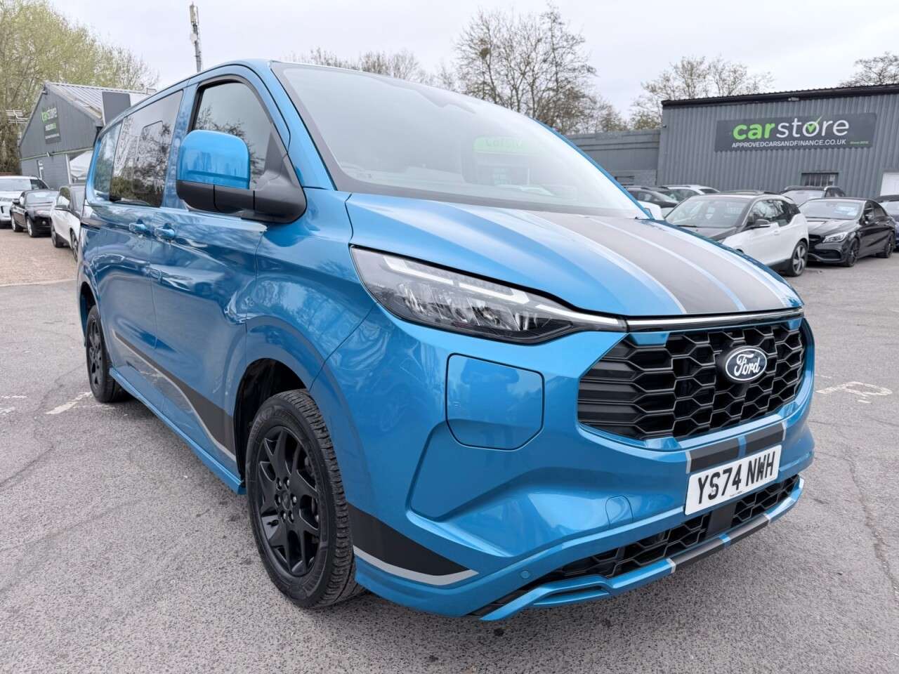 A 2024 FORD TRANSIT CUSTOM Blue 2.5 320 Duratec Euro 6 plug-in hybrid crew, 31,800 miles, ULEZ complia A 2024 FORD TRANSIT CUSTOM Blue 2.5 320 Duratec Euro 6 plug-in hybrid crew, 31,800 miles, ULEZ complia