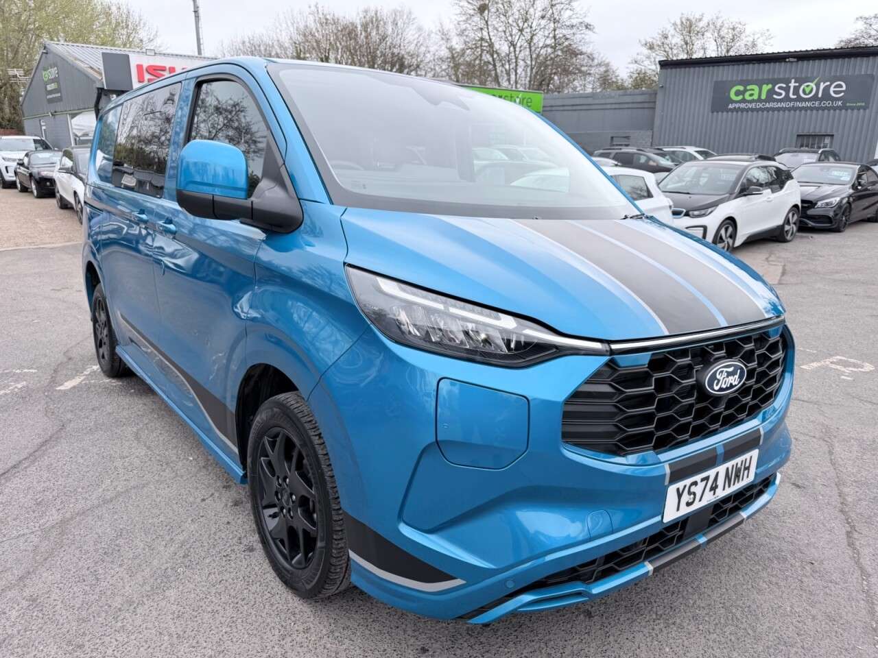 A 2024 FORD TRANSIT CUSTOM Blue 2.5 320 Duratec Euro 6 plug-in hybrid crew, 31,800 miles, ULEZ complia A 2024 FORD TRANSIT CUSTOM Blue 2.5 320 Duratec Euro 6 plug-in hybrid crew, 31,800 miles, ULEZ complia