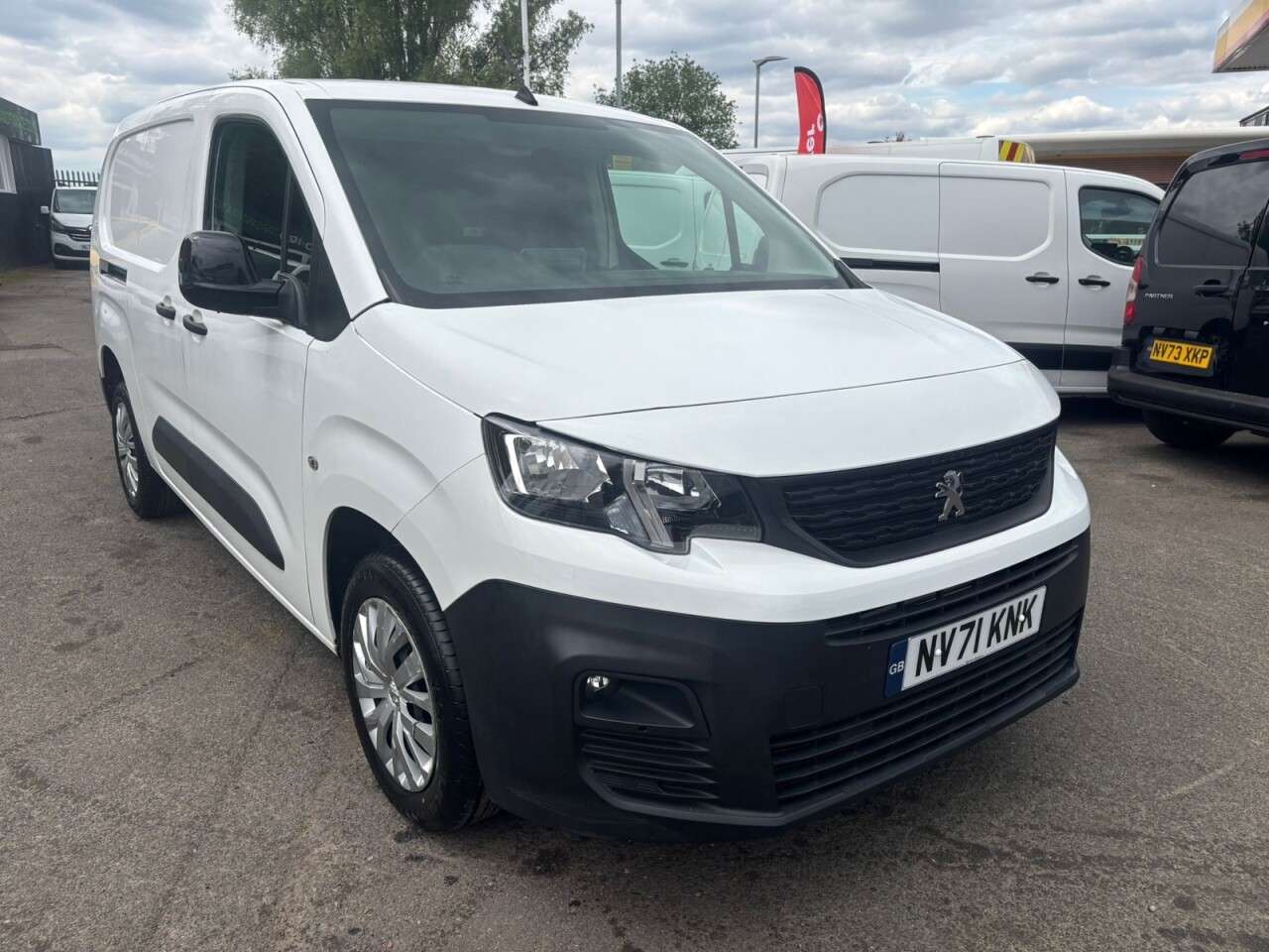 A 2022 PEUGEOT PARTNER White 1.5 BlueHDi 950 Professional Premium LWB van, 39,000 miles, Euro 6, 5 A 2022 PEUGEOT PARTNER White 1.5 BlueHDi 950 Professional Premium LWB van, 39,000 miles, Euro 6, 5