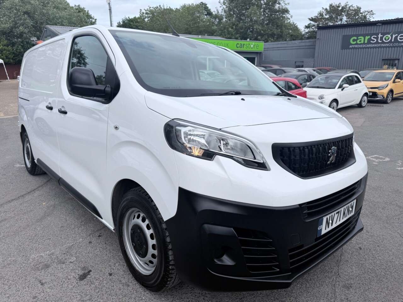 A 2022 PEUGEOT EXPERT 1.5 BlueHDi 1000 Pro Premium MWB Van in white, 42,000 miles, 6-speed, Air C A 2022 PEUGEOT EXPERT 1.5 BlueHDi 1000 Pro Premium MWB Van in white, 42,000 miles, 6-speed, Air C