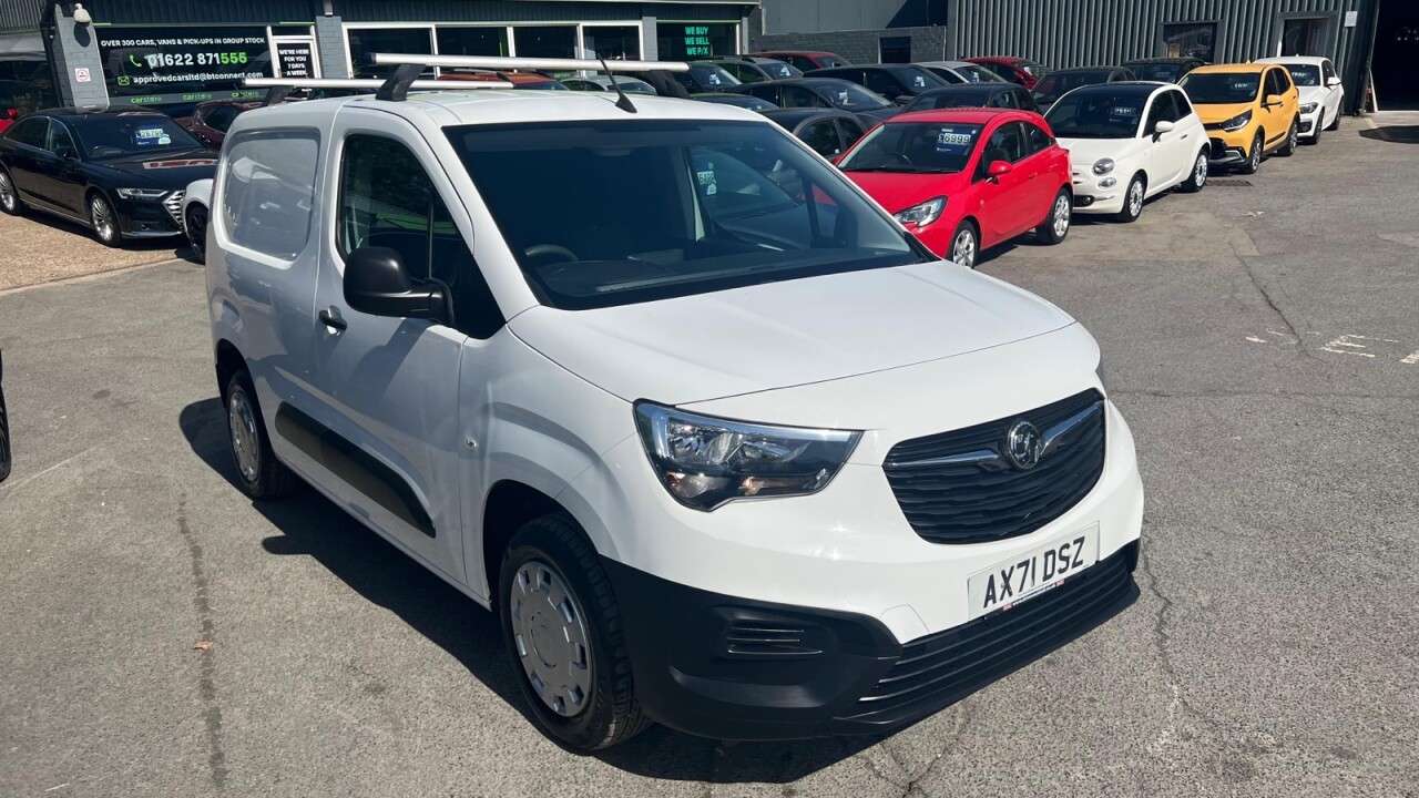 A 2022 VAUXHALL COMBO White 1.5 Turbo D 2000 Dynamic van, 21,100 miles, Euro 6, ULEZ compliant, 6 A 2022 VAUXHALL COMBO White 1.5 Turbo D 2000 Dynamic van, 21,100 miles, Euro 6, ULEZ compliant, 6