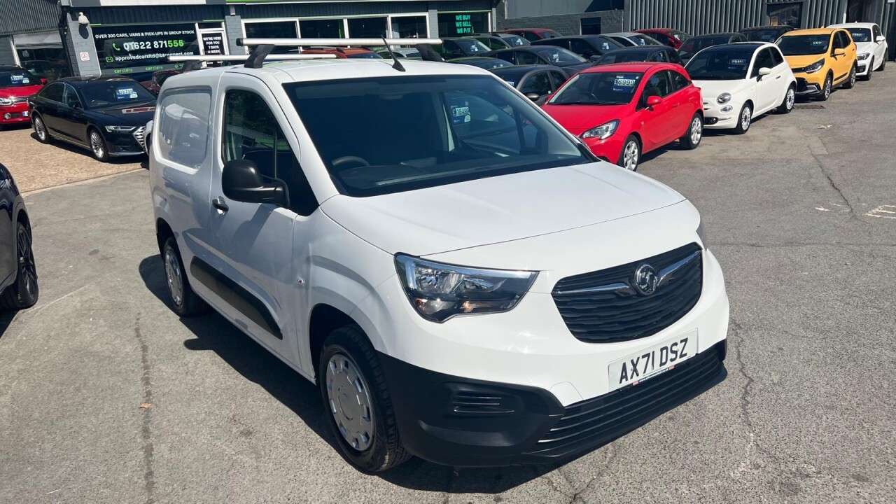 A 2022 VAUXHALL COMBO White 1.5 Turbo D 2000 Dynamic van, 21,100 miles, Euro 6, ULEZ compliant, 6 A 2022 VAUXHALL COMBO White 1.5 Turbo D 2000 Dynamic van, 21,100 miles, Euro 6, ULEZ compliant, 6