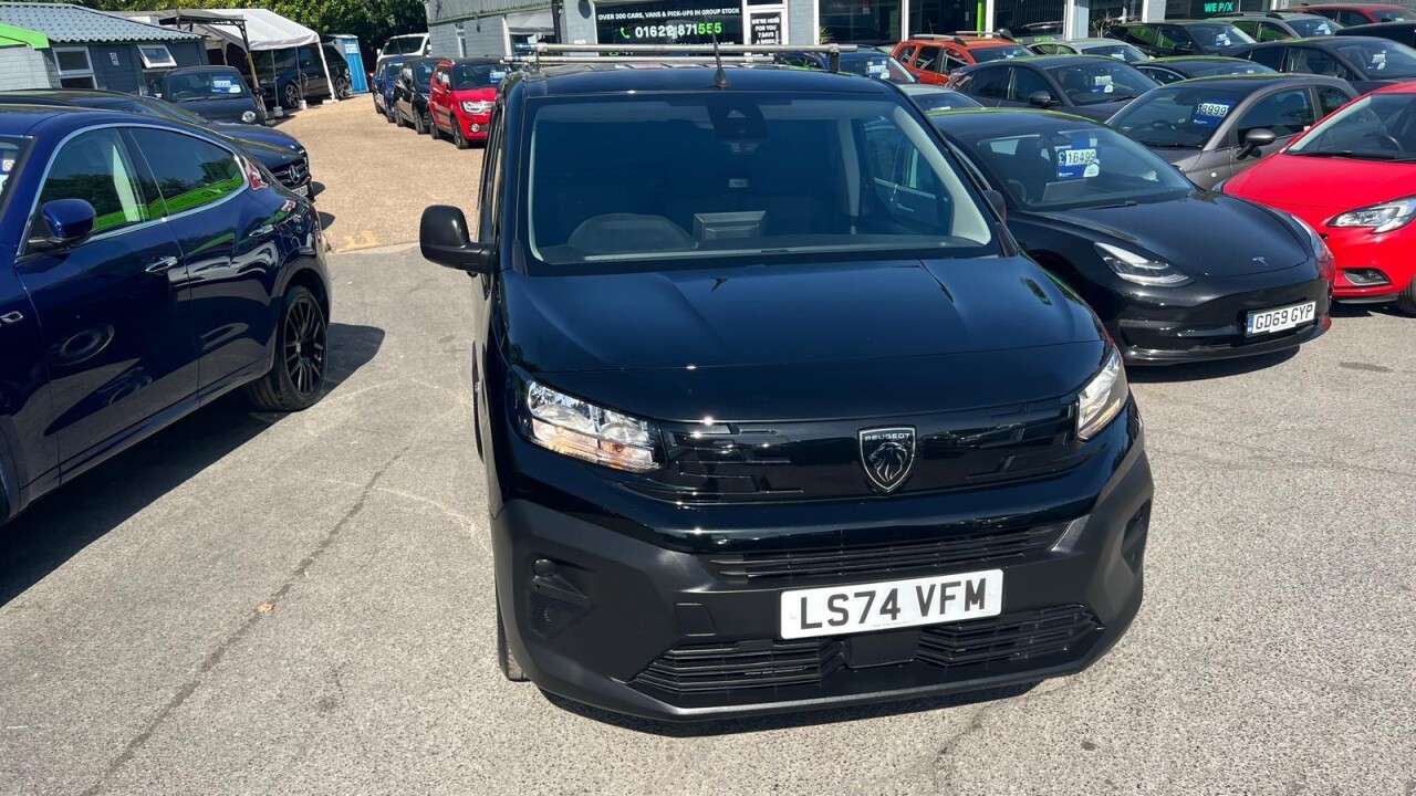 A 2024 PEUGEOT PARTNER Black 1.5 BlueHDi 950 Professional LWB van, 33,200 miles, Euro 6, 6-Speed m A 2024 PEUGEOT PARTNER Black 1.5 BlueHDi 950 Professional LWB van, 33,200 miles, Euro 6, 6-Speed m