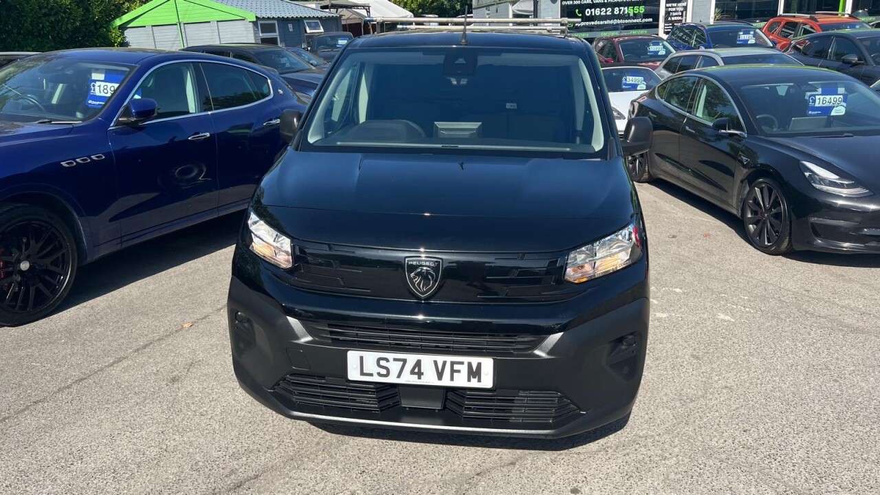 A 2024 PEUGEOT PARTNER Black 1.5 BlueHDi 950 Professional LWB van, 33,200 miles, Euro 6, 6-Speed m A 2024 PEUGEOT PARTNER Black 1.5 BlueHDi 950 Professional LWB van, 33,200 miles, Euro 6, 6-Speed m