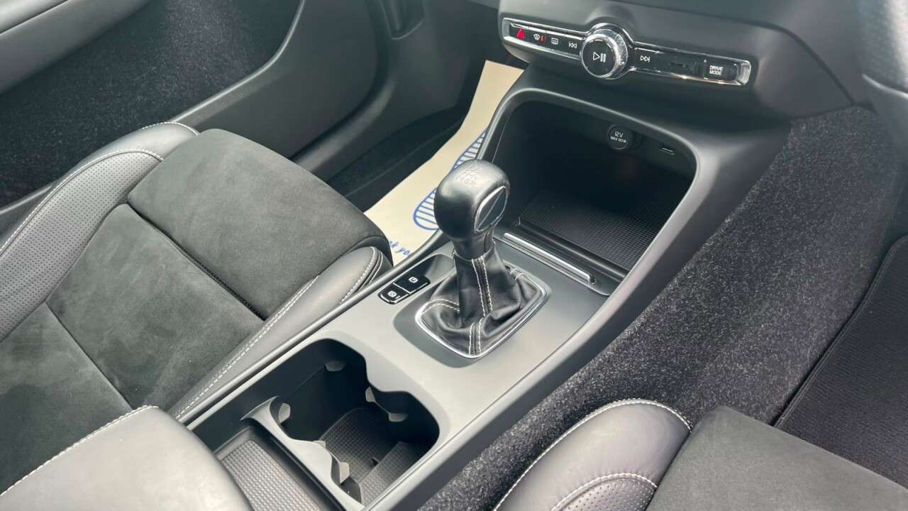 2020 VOLVO XC40 2020 VOLVO XC40