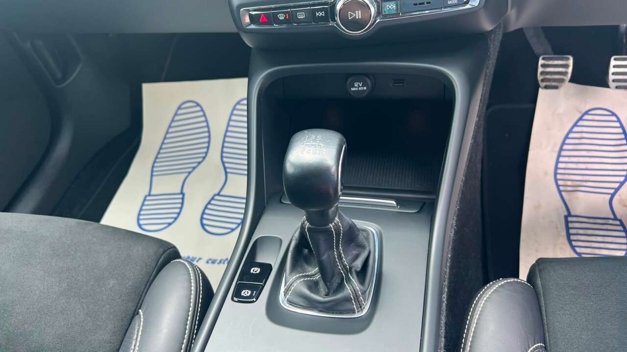 2020 VOLVO XC40 2020 VOLVO XC40