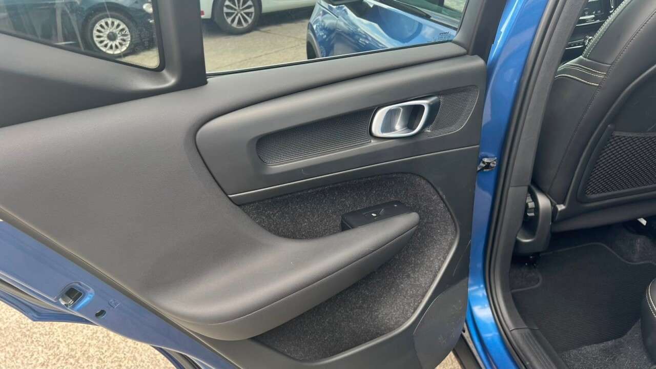 2020 VOLVO XC40 2020 VOLVO XC40