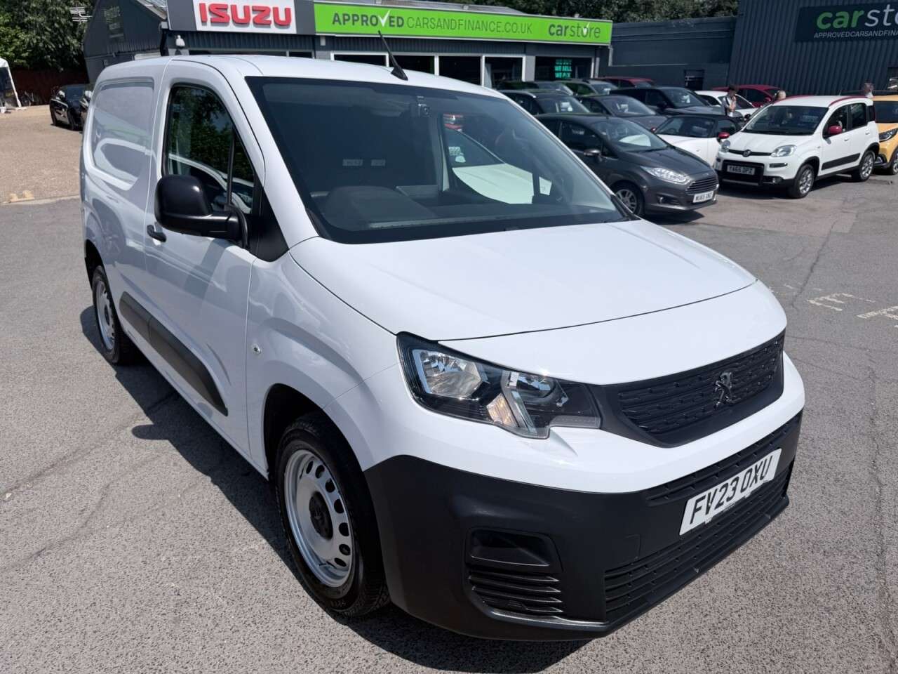 A 2023 PEUGEOT PARTNER White 1.5 BlueHDi Professional Premium+ van, 29,800 miles, Euro 6, CarPlay/ A 2023 PEUGEOT PARTNER White 1.5 BlueHDi Professional Premium+ van, 29,800 miles, Euro 6, CarPlay/
