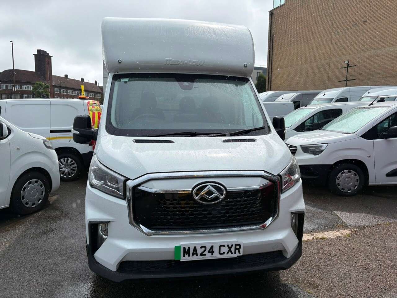 A 2024 MAXUS EDELIVER 9 White 65kWh electric Luton van, 17,060 miles, Automatic, 10in Touchscreen, A 2024 MAXUS EDELIVER 9 White 65kWh electric Luton van, 17,060 miles, Automatic, 10in Touchscreen,