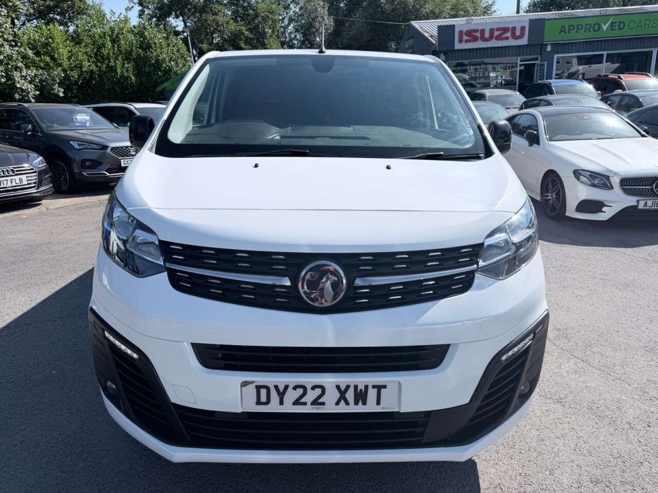 A 2022 VAUXHALL VIVARO White 1.5 Turbo D 2700 Sportive van, 30,000 miles, Euro 6, 6-Speed manual, A 2022 VAUXHALL VIVARO White 1.5 Turbo D 2700 Sportive van, 30,000 miles, Euro 6, 6-Speed manual,