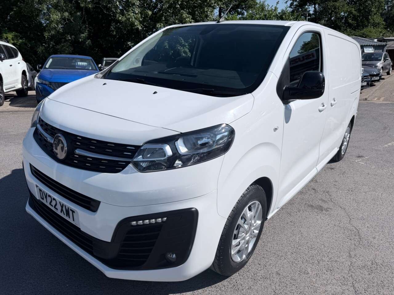 A 2022 VAUXHALL VIVARO White 1.5 Turbo D 2700 Sportive van, 30,000 miles, Euro 6, 6-Speed manual, A 2022 VAUXHALL VIVARO White 1.5 Turbo D 2700 Sportive van, 30,000 miles, Euro 6, 6-Speed manual,