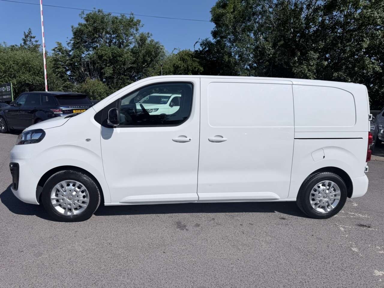 A 2022 VAUXHALL VIVARO White 1.5 Turbo D 2700 Sportive van, 30,000 miles, Euro 6, 6-Speed manual, A 2022 VAUXHALL VIVARO White 1.5 Turbo D 2700 Sportive van, 30,000 miles, Euro 6, 6-Speed manual,