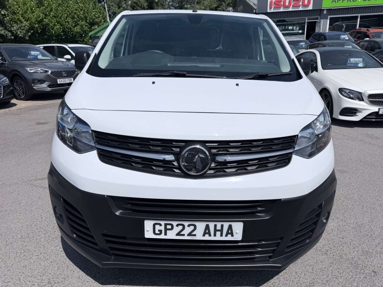 A 2022 VAUXHALL VIVARO White 1.5 Turbo D 2900 Dynamic van, 24,000 miles, Euro 6, 6-speed manual, C A 2022 VAUXHALL VIVARO White 1.5 Turbo D 2900 Dynamic van, 24,000 miles, Euro 6, 6-speed manual, C