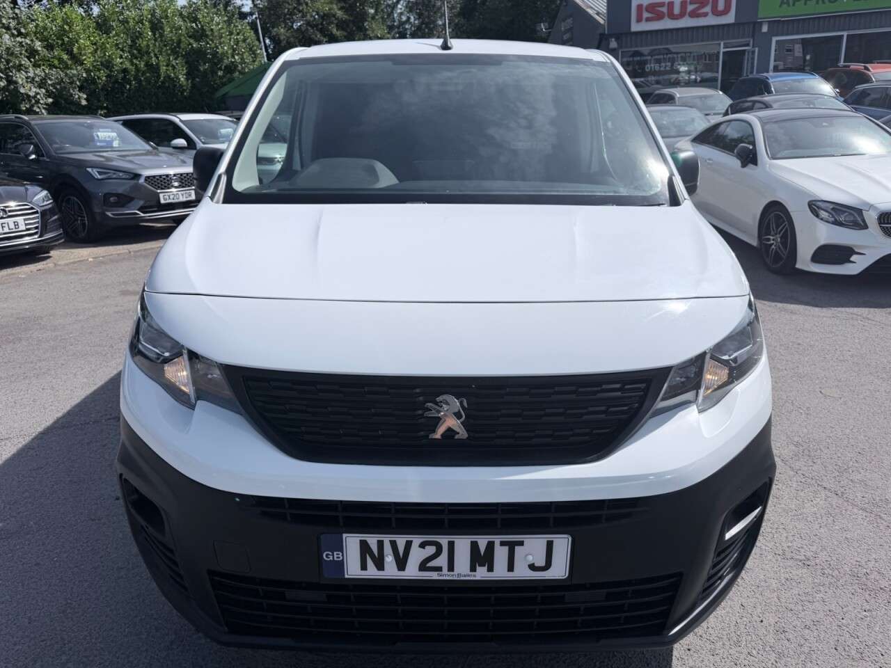 A 2021 PEUGEOT PARTNER White 1.5 BlueHDi Professional van, 18,000 miles, Euro 6, 5-Speed manual, 8 A 2021 PEUGEOT PARTNER White 1.5 BlueHDi Professional van, 18,000 miles, Euro 6, 5-Speed manual, 8