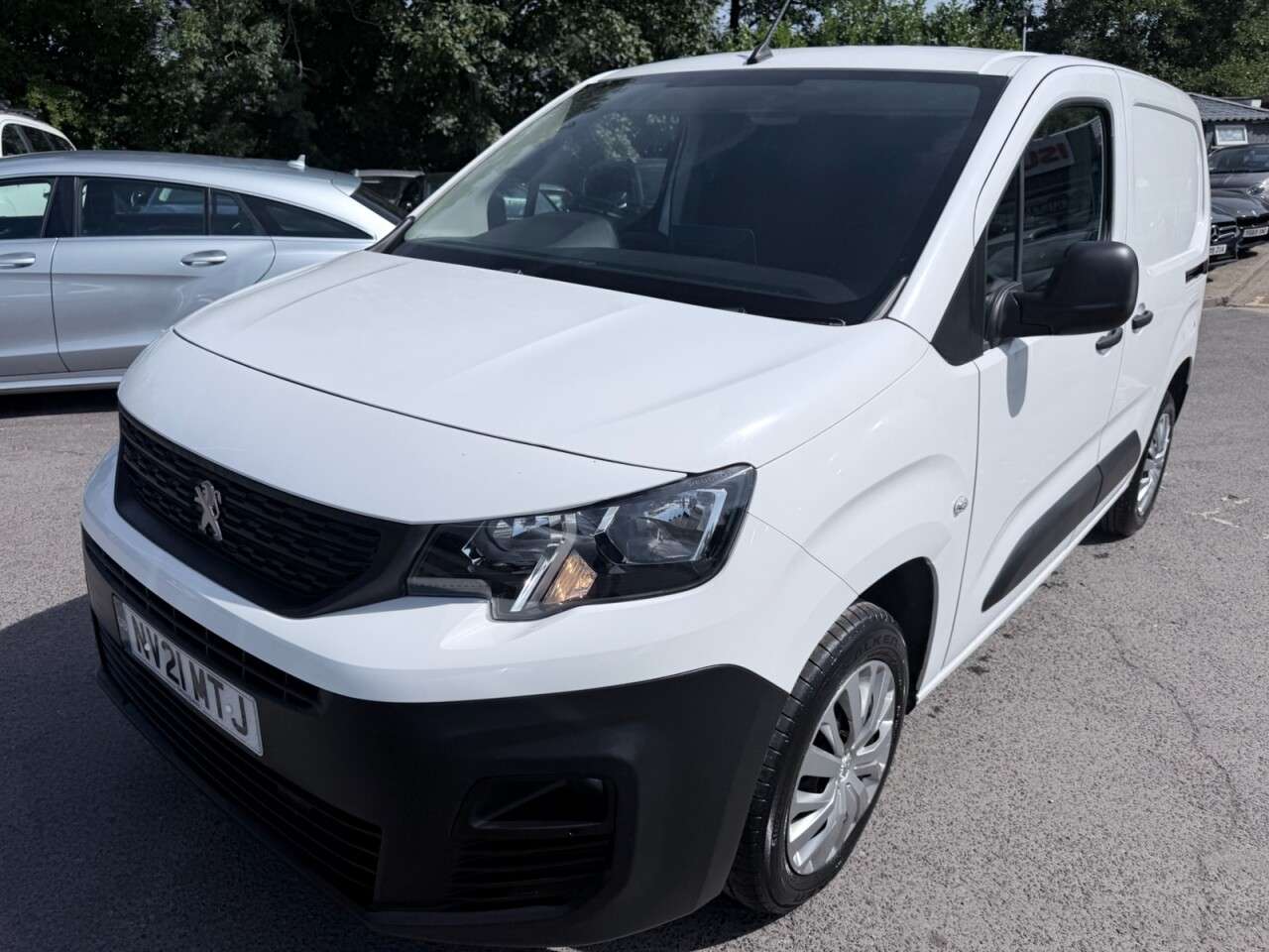 A 2021 PEUGEOT PARTNER White 1.5 BlueHDi Professional van, 18,000 miles, Euro 6, 5-Speed manual, 8 A 2021 PEUGEOT PARTNER White 1.5 BlueHDi Professional van, 18,000 miles, Euro 6, 5-Speed manual, 8